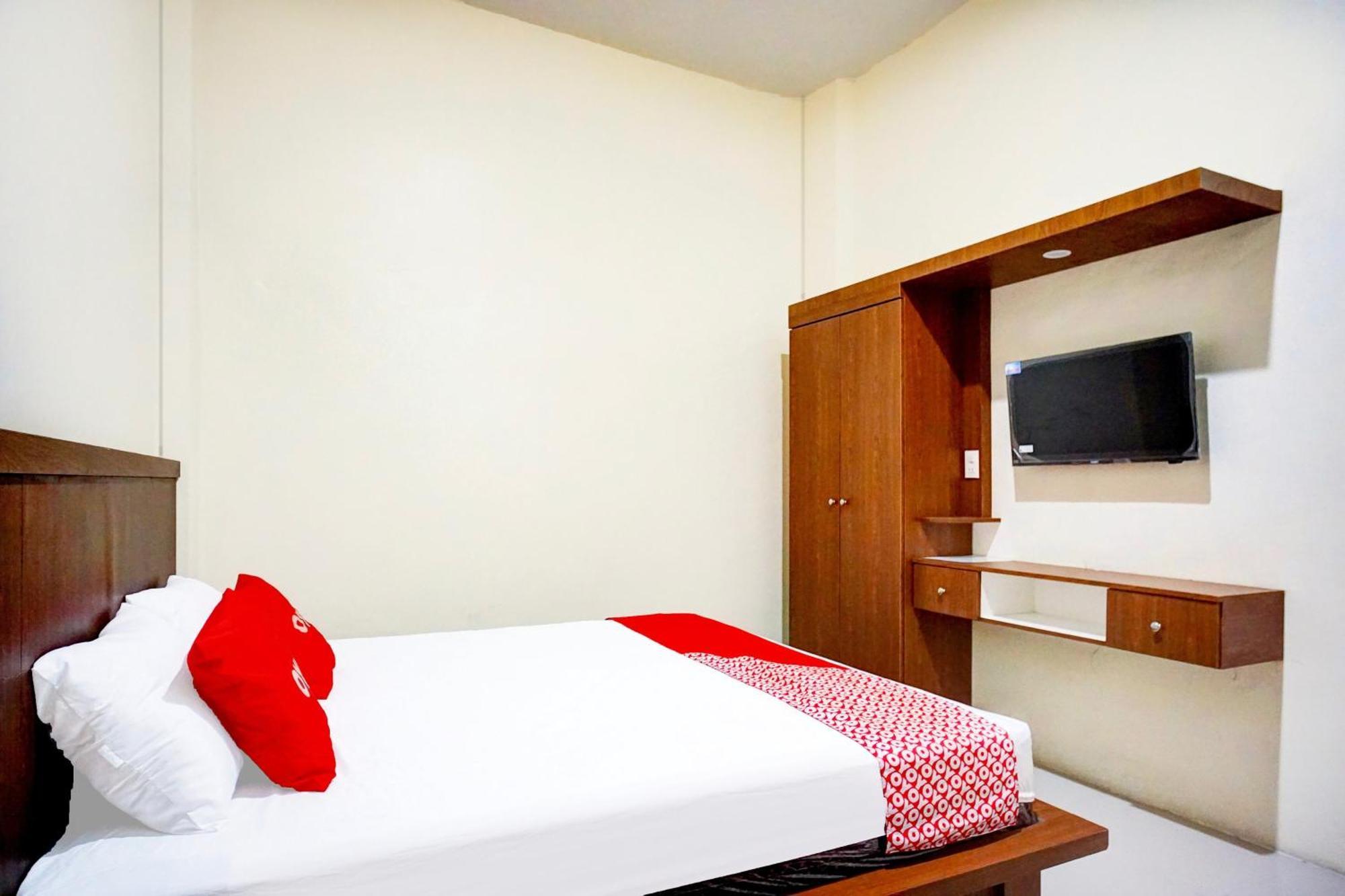 Oyo 94105 P&G Guest House Medan Exterior photo